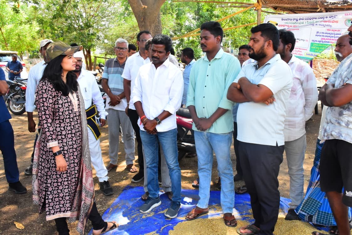 రైస్ మిల్లుల్లో ధాన్యం వేగంగా అన్ లోడింగ్ చేయాలి  హమాలీల సంఖ్య పెంచాలి  జిల్లా కలెక్టర్ గరిమ అగ్రవాల్